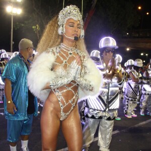 Sabrina Sato esbanjou boa forma em fantasia ousada durante desfile da escola de samba Vila Isabel, na madrugada desta segunda-feira (27/02)