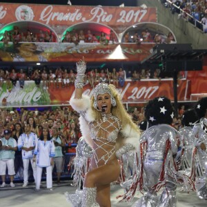 Sabrina Sato esbanjou boa forma em fantasia ousada durante desfile da escola de samba Vila Isabel, em 27 de fevereiro de 2017