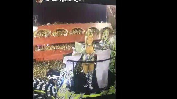 Sasha acompanhou o desfile da mãe, Xuxa, pela internet de Nova York, na noite deste domingo, 26 de fevereiro de 2017