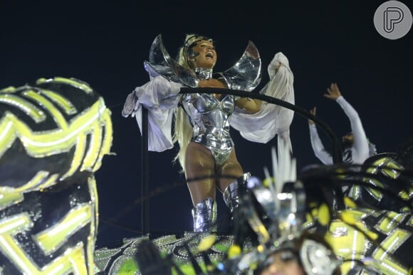 Xuxa foi elogiada pela filha, Sasha, durenta o desfile da Grande Rio: 'Orgulho. Sou muito fã dessa loira'
