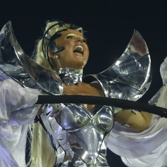 Xuxa foi elogiada pela filha, Sasha, durenta o desfile da Grande Rio: 'Orgulho. Sou muito fã dessa loira'