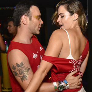 Ana Paula Renault e o youtuber Matheus Mazzafera foram flagrados aos beijos no Camarote Salvador, na Bahia, na madrugada de 27 de fevereiro de 2017