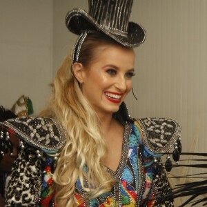 Barbara França, que desfilou pela Grande Rio na madrugada desta segunda-feira (27/02), falou sobre a honra em desfilar com fantasia inspirada em look de Ivete Sangalo: 'Cresci ouvindo'