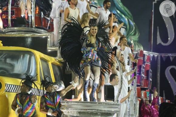 Barbara França dançou e cantou em um dos carros da Grande Rio usando um figurino inspirado no look usado por Ivete Sangalo no show que deu origem ao seu primeiro DVD internacional
