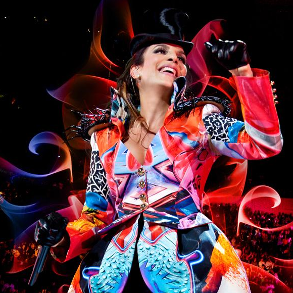 Figurino usado por Barbara França em desfile pela Grande Rio foi inspirado em look usado pela cantora em um de seus shows