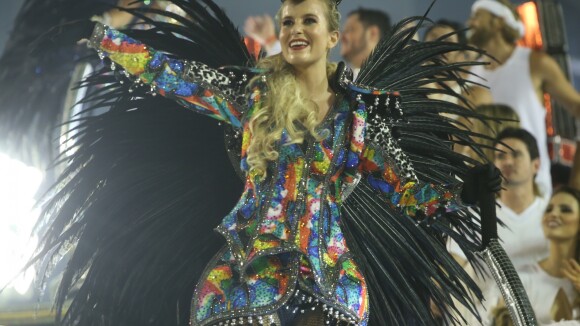 Barbara França estreia no Carnaval do Rio vestida de Ivete Sangalo: 'Usou em NY'