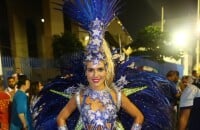 Monique Alfradique esbanja boa forma em desfile de Carnaval e conta detalhes de sua fantasia. Confira a entrevista no vídeo!