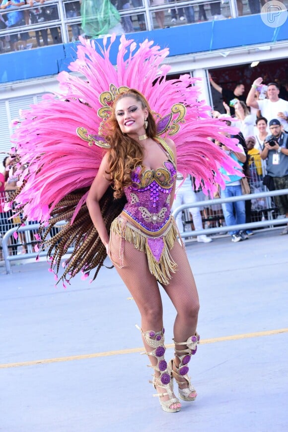 Ellen Rocche foi rainha de bateria da Rosas de Ouro, que fechou os desfiles do Carnaval 2017 em São Paulo