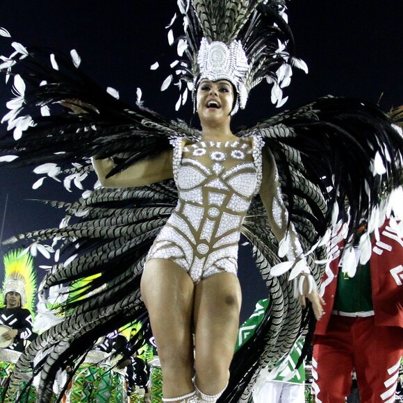 Paloma Bernardi desfilou como rainha de bateria da Grande Rio, que fez homenagem à Ivete Sangalo, e usou fantasia com transparência e com detalhes em preto e branco