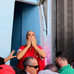 Ivete Sangalo esbanjou simpatia e falou com fãs na chegada do Trio Coruja, em Salvador, na tarde desta segunda-feira (27)