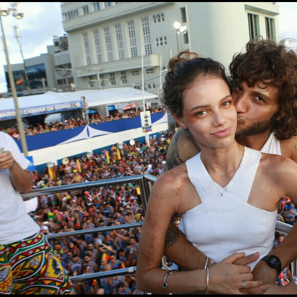 O casal Chay Suede e Laura Neiva curtiu o Carnaval de Salvador no Trio Coruja, da cantora Ivete Sangalo, nesta segunda-feira (27/02)