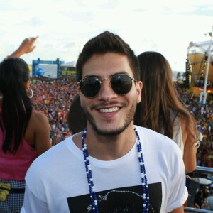 Arthur Aguiar compareceu ao Trio Coruja, da cantora Ivete Sangalo, que fez o circuito Barra-Ondina nesta segunda-feira (27/02)