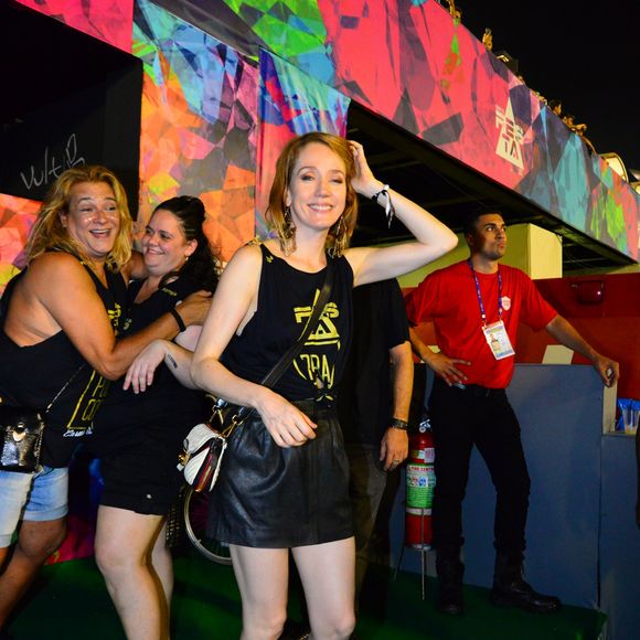 Camila Morgado apostou em look confortável para prestigiar o segundo dia de desfiles do Grupo de Acesso, no dia 25 de fevereiro de 2017