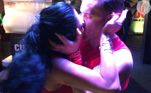 Matheus Mazzafera e Helen Ganzarolli trocaram beijos em um camarote em Salvador, na Bahia, nesta segunda-feira, 27 de fevereiro de 2017