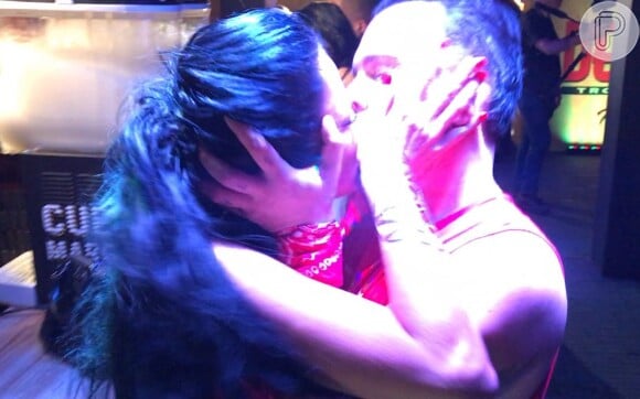 Matheus Mazzafera foi fotografado beijando a apresentadora Helen Ganzarolli em um camarote em Salvador, na Bahia, nesta segunda-feira, 27 de fevereiro de 2017
