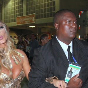 Nicole Bahls chegou à Sapucaí com escoltada por seguranças nesta segunda-feira, 28 de fevereiro de 2017