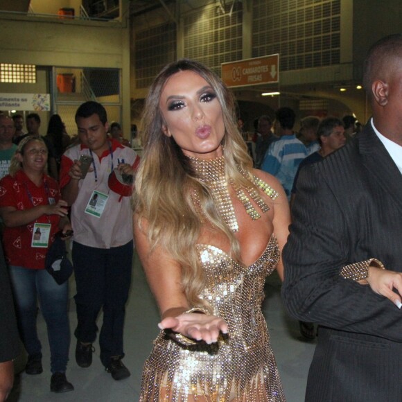 Nicole Bahls é musa de um dos camarotes da Marquês de Sapucaí