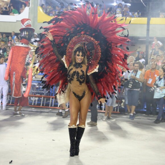Nicole Bahls desfilou pela escola de samba Vila Isabel no domingo, 26 de fevereiro de 2017, e deixou a Avenida mancando após torcer o tornozelo
