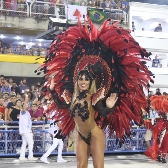 Nicole Bahls desfilou pela escola de samba Vila Isabel no domingo, 26 de fevereiro de 2017, e deixou a Avenida mancando após torcer o tornozelo