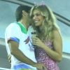 Grazi Massafera samba e beija namorado, Patrick Bulus, em camarote na Sapucaí nesta terça-feira, dia 28 de fevereiro de 2017
