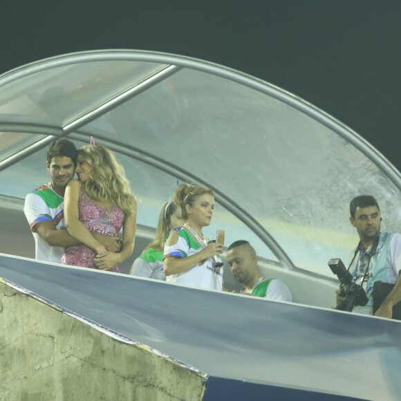 Grazi Massafera samba e beija namorado, Patrick Bulus, em camarote na Sapucaí nesta terça-feira, dia 28 de fevereiro de 2017