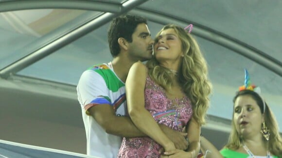 Grazi Massafera samba e beija namorado, Patrick Bulus, em camarote. Fotos!