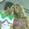 Grazi Massafera samba e beija namorado, Patrick Bulus, em camarote na Sapucaí nesta terça-feira, dia 28 de fevereiro de 2017