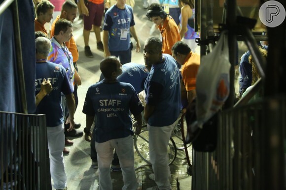 O ex-diretor da Rede Globo acabou passando mal durante o trajeto e precisou ser retirado com uma cadeira de rodas