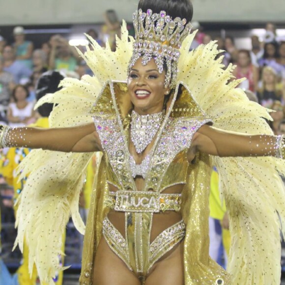 Juliana Alves brilha no desfile da escola de samba carioca Unidos da Tijuca