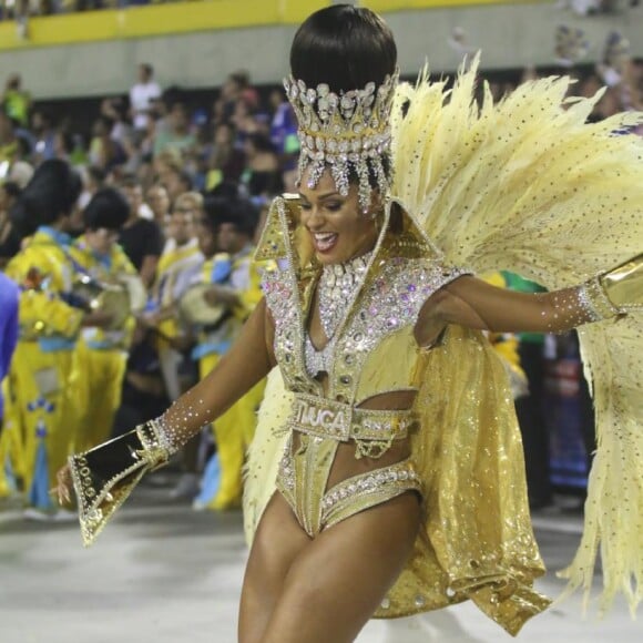 Juliana Alves brilha em mais um ano à frente da bateria da Unidos da Tijuca