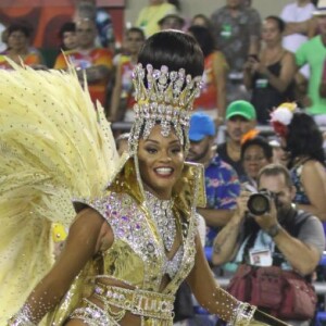 Juliana Alves mostra muita ginga e samba no pé à frente da bateria da Unidos da Tijuca