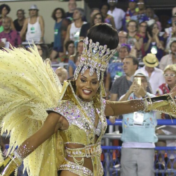 Juliana Alves apostou numa fantasia mais discreta dos que outras rainhas de bateria que passaram pela Sapucaí