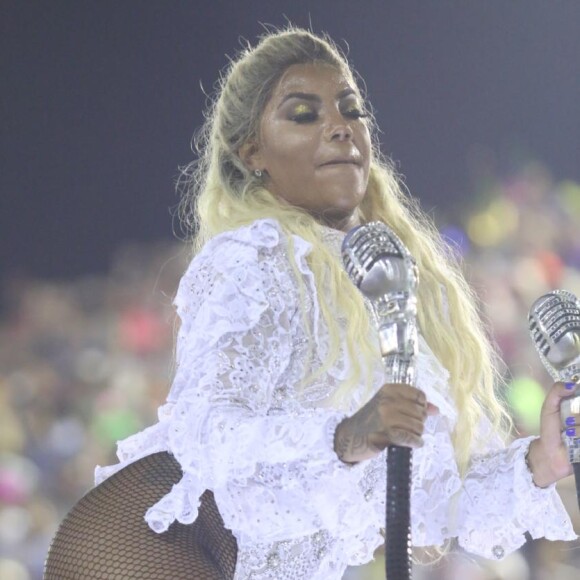 Ludmilla, representando Beyoncé, sensualiza em desfile da Unidos da Tijuca na madrugada desta terça-feira, 28 de fevereiro de 2017