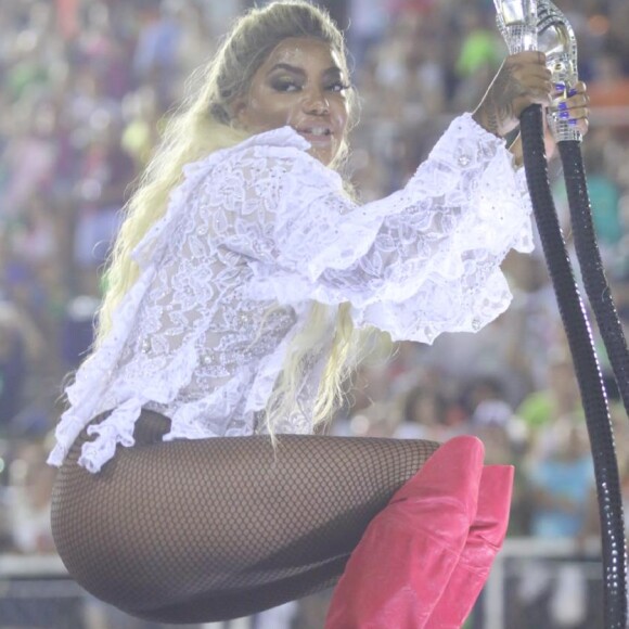 Ludmilla, representando Beyoncé, sensualiza em desfile da Unidos da Tijuca na madrugada desta terça-feira, 28 de fevereiro de 2017