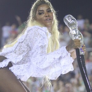 Ludmilla, representando Beyoncé, sensualiza em desfile da Unidos da Tijuca na madrugada desta terça-feira, 28 de fevereiro de 2017