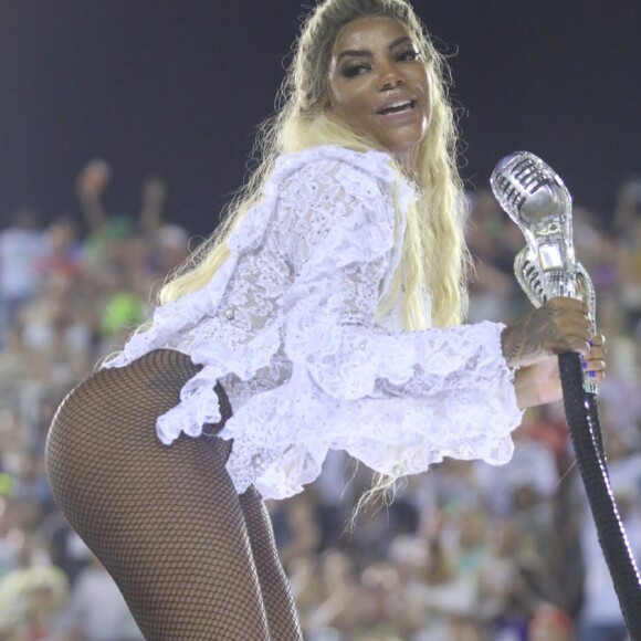 Ludmilla, representando Beyoncé, sensualiza em desfile da Unidos da Tijuca na madrugada desta terça-feira, 28 de fevereiro de 2017