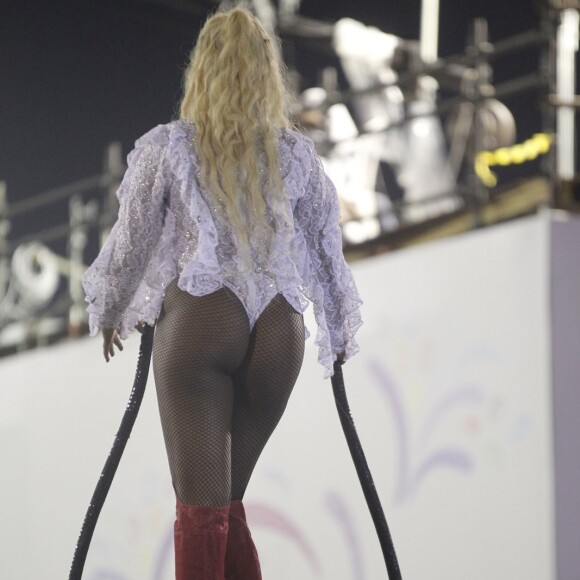 Ludmilla desfilou na Marquês de Sapucaí com uma fantasia fio-dental e esbanjou boa forma