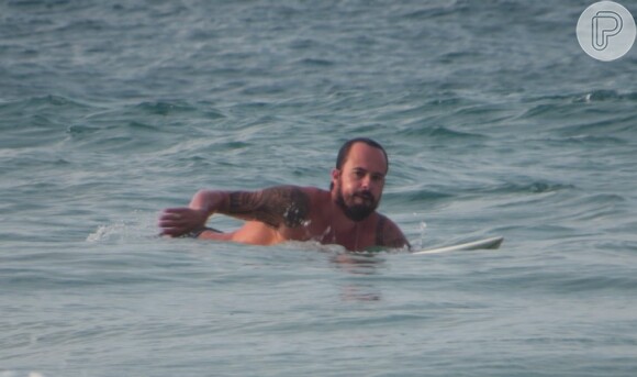 Paulinho Vilhena surfando no mar de Noronha