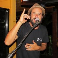 Paulinho Vilhena dança e solta a voz em noite de festa em Fernando de Noronha