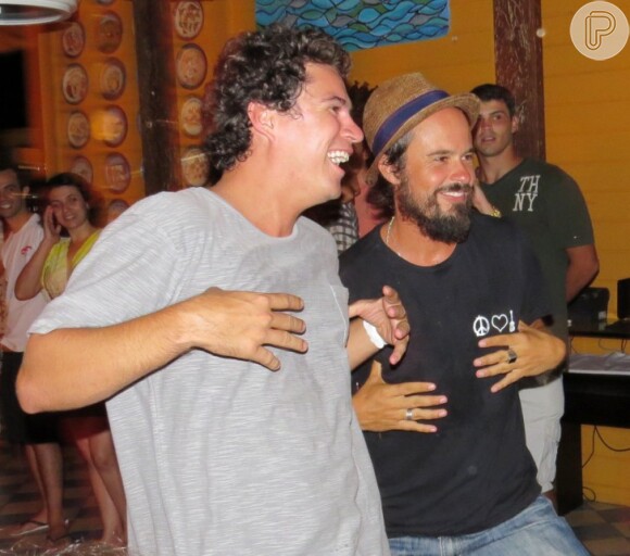 Empolgado, Paulinho dançou e soltou a voz ao lado do artista da casa, Buiu, e do amigo Marcelo Szykman