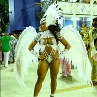 Evelyn Bastos, rainha da Mangueira, desfila com asas de 15 kg: 'Pássaro'. Fotos!