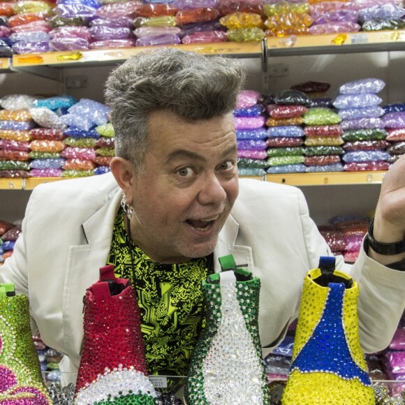 O carnavalesco Milton Cunha voltou a corrigir a apresentadora: 'Não é Oxóssi, é Oxalá'