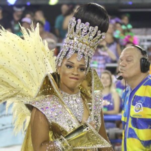 Juliana Alves se emocionou ao fim do desfile na Sapucaí pela Unidos da Tijuca, na madrugada desta terça-feira (28)