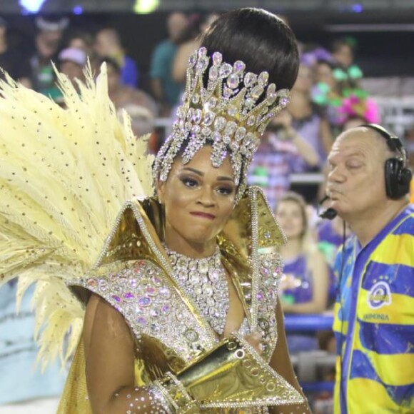 Juliana Alves se emocionou ao fim do desfile na Sapucaí pela Unidos da Tijuca, na madrugada desta terça-feira (28)