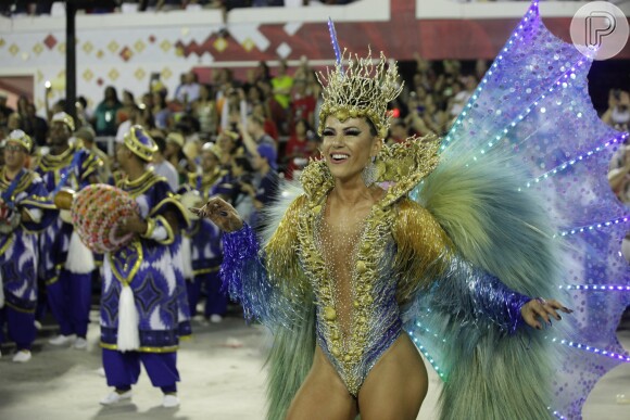 A rainha de bateria da União da Ilha, Tânia Oliveira, explica a fantasia usada no Carnaval 2017: 'Minha fantasia representa a parte das águas, formada por cristais, canutilhos e elementos que lembram o fundo do mar'