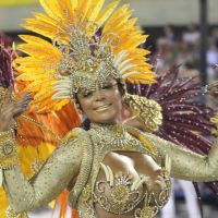 Musa desfila irritada no Carnaval por estar vestida: 'Acostumada a vir peladona'