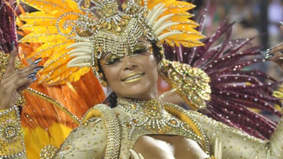 Musa desfila irritada no Carnaval por estar vestida: 'Acostumada a vir peladona'