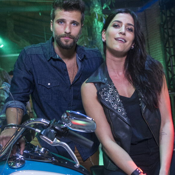 Na sequência, o marido de Giovanna Ewbank gravou com uma câmera na frente de Maria Joana