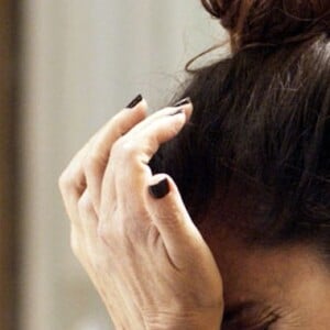 Loretta (Claudia Ohana) se sente culpada por ter dado a filha de Lenita (Leticia Spiller) para adoção antes de esperar as 48 horas de praxe, na novela 'Sol Nascente'