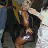 Beyoncé mostrou empolgação ao dançar muito durante uma festa. A cantora publicou fotos em que apareceu dançando e bebendo com amigos